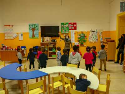...tra cui Matteo, Mohammad, Eyad e Anita che ballano e cantano mimando la maestra Milva
